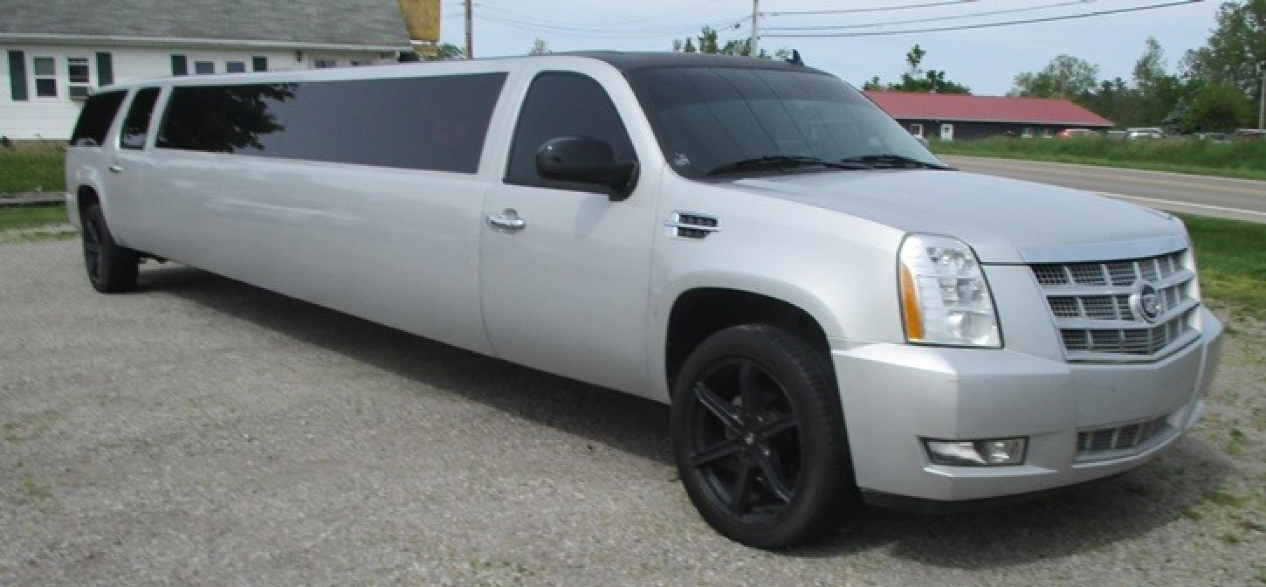 2011 Silver /Black Chevrolet Suburblade , located at 1725 US-68 N, Bellefontaine, OH, 43311, (937) 592-5466, 40.387783, -83.752388 - Photo #2